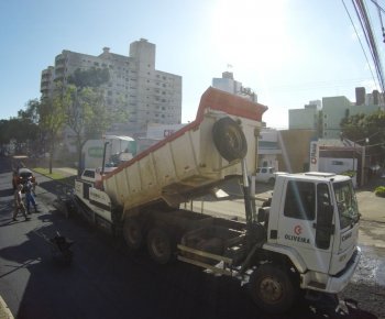 Execução da obra de revitalização e pavimentação Rua Uruguai, Chapecó/SC.
